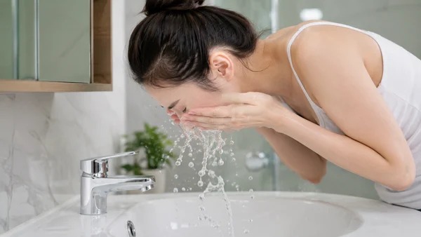Làm sạch cơ thể và hạ nhiệt nhẹ nhàng bằng nước mát