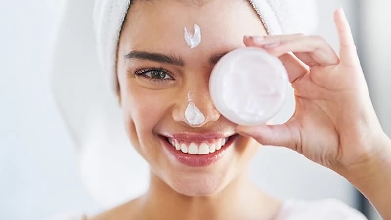Bôi kem dưỡng phục hồi