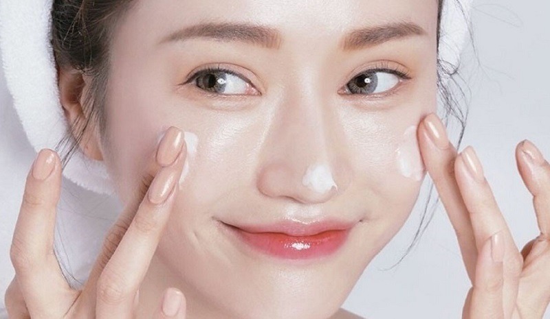 Nên thoa kem trị mụn trước hay kem dưỡng ẩm trước?