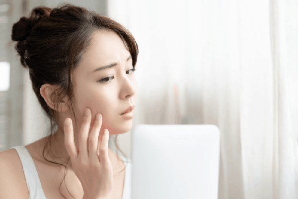 Vì sao mẹ lại gặp tình trạng da khô sau sinh?