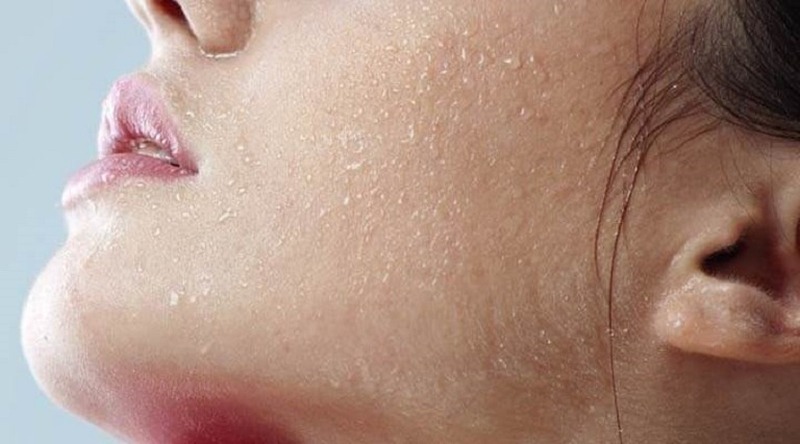 Tình trạng sần sùi da mặt có ảnh hưởng đến việc cho con bú không?