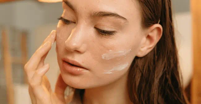 Sử dụng kem chống nắng có làm tình trạng mụn cám nặng hơn không?