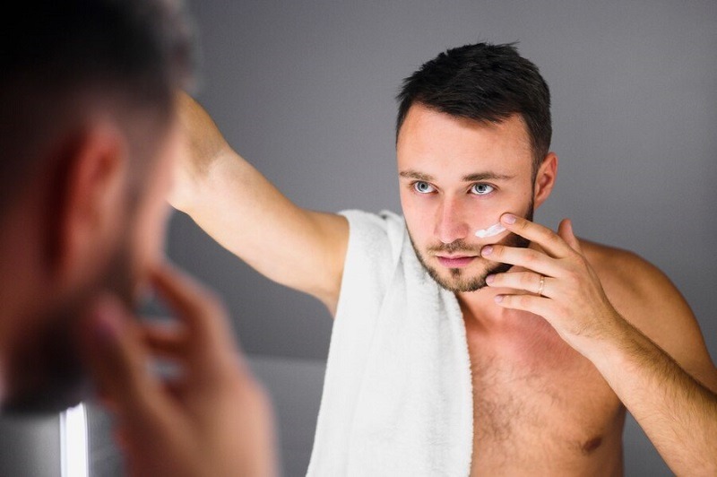 Nam giới có thể dùng chung mỹ phẩm trị nám của nữ giới được không?